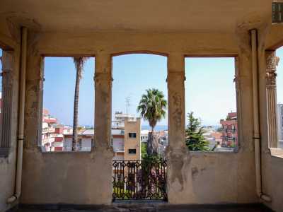 Ci ritroviamo cos�  in un piccolo ambiente circondato da fini colonnine, le quali scandiscono una serie di aperture ornate con piccole ringhiere in ferro